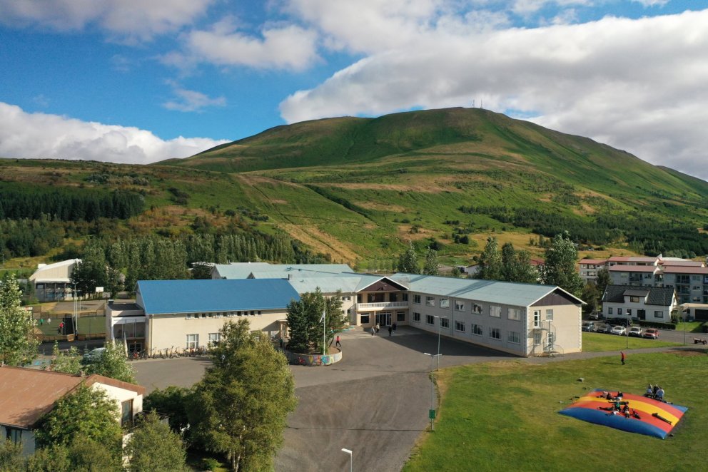 Skólinn okkar á góðum sumardegi