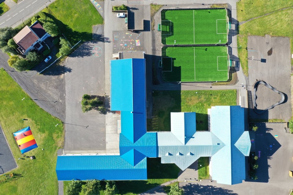 Nýtt þak og gervigras