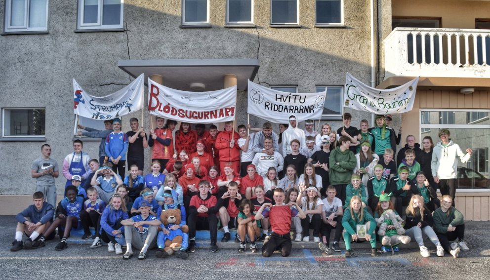 Glæsilegir unglingar skólans í lok Survivor leikanna