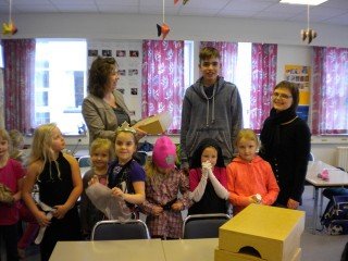 Fótskemlar smíðaðir fyrir skólann