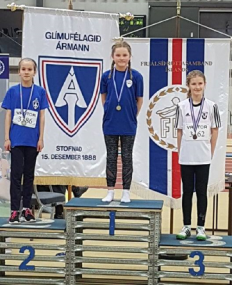 Elísabet á verðlaunapalli. Mynd HSÞ.