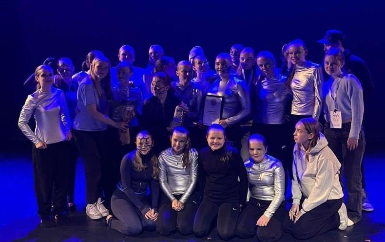 Hópurinn á sviðinu í Hofi