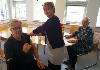 Binna sprautar Magga og Jane fylgist með