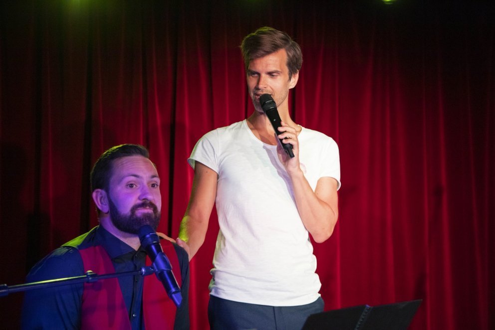 Bjarni Snæbjörnsson á sviði og Axel Ingi Árnason tónskáld við hljómborðið.