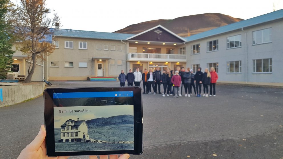 Gamli Barnaskólinn, nýji skólinn í byggingu og Borgarhólsskóli.