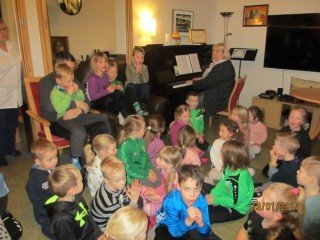 Nemendur 1. bekkjar syngja í Skógarbrekku