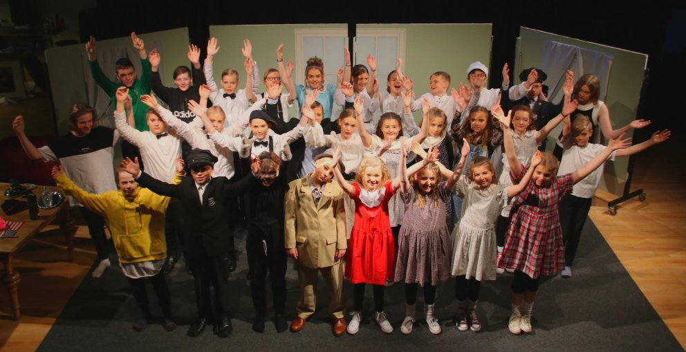 Nemendur sjöunda bekkjar í lokaatriði Annie