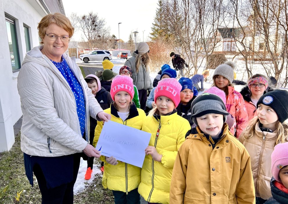 Nemendur afhenda sveitarstjóra bréf með lausnum
