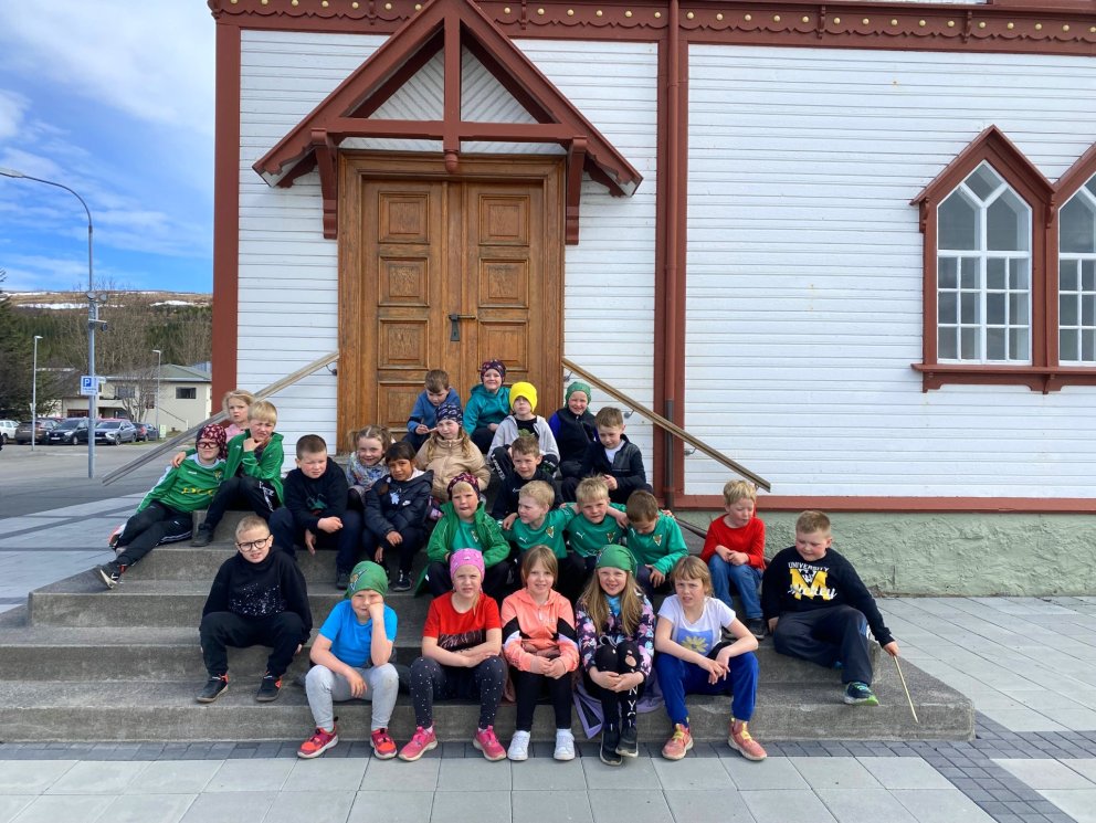 Nemendur við Húsavíkurkirkju