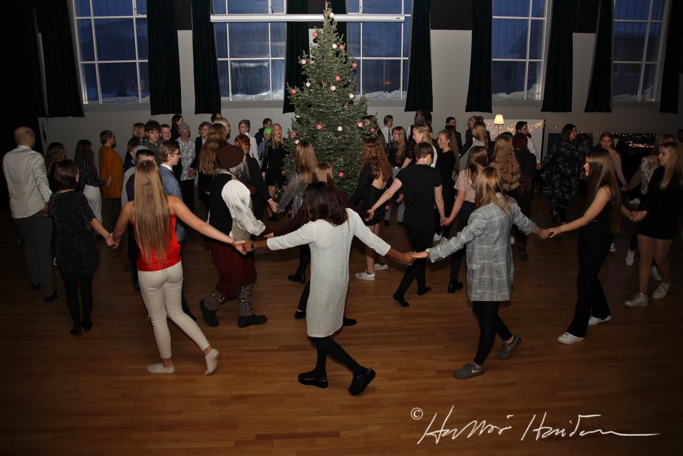 Nemendur dansa í kringum tréð í Salnum.