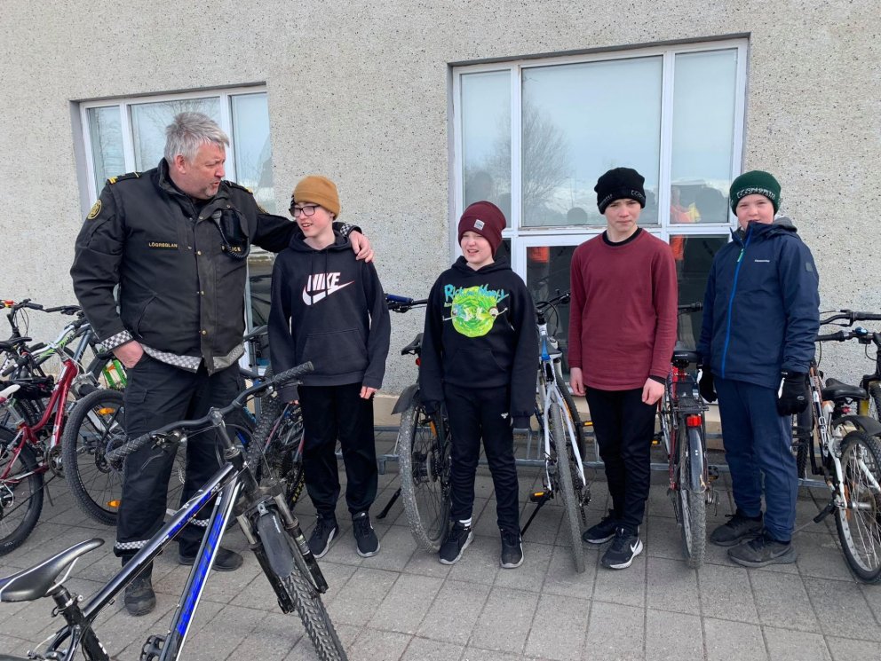 Hreiðar Hreiðarsson aðalvarðstjóri hjá lögreglunni leit við á skólalóðinni í morgun ásamt fleiri lög…