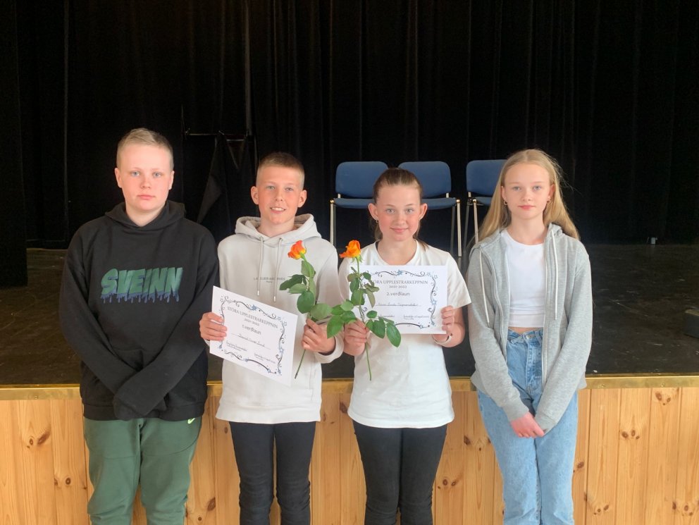 Fulltrúar skólans í keppninni, f.v. Sveinn Jörundur, Daníel Snær, Karen Linda og Bryndís Vala.