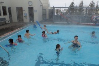 Það er heilsueflandi að fara í sund.