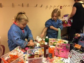 Hér er verið að búa til innkaupapoka.