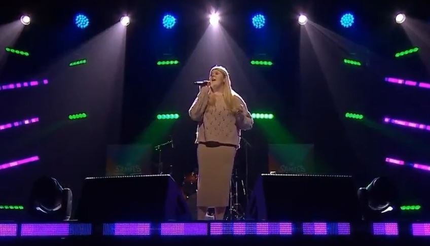 Hólmfríður Bjartey á sviðinu í Laugardalshöll