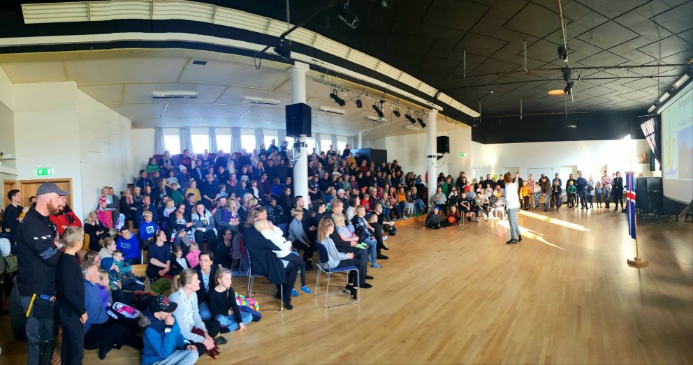 Það var þétt setinn bekkurinn í Salnum, gamla íþróttasal skólans við setningu.