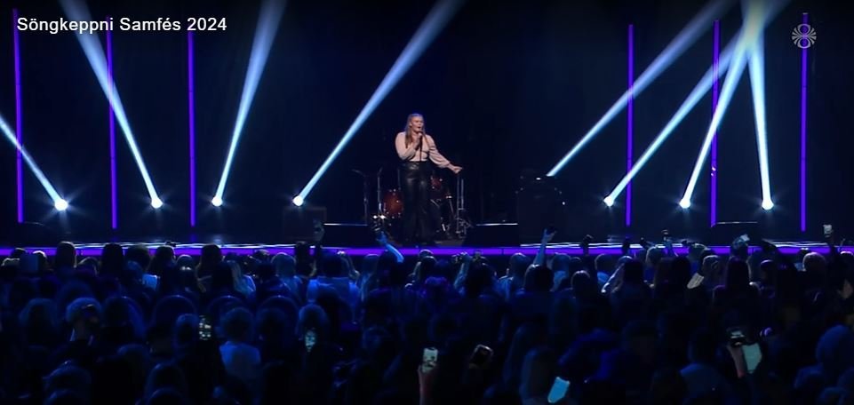 Íris Alma á sviðinu með lagið Proud