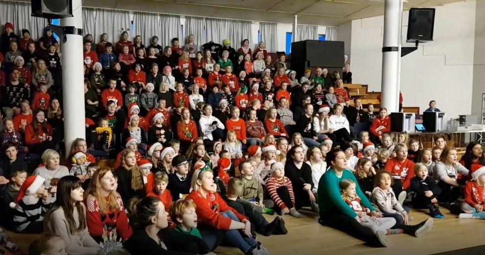 Hér er vel tekið undir svo ómaði um skólann.