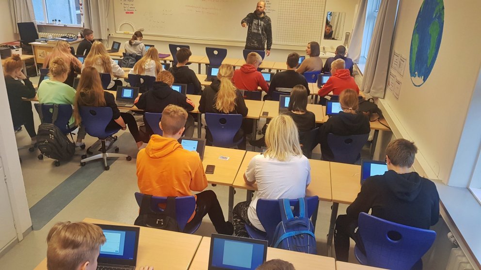 Nemendur tíunda bekkjar hefjst handa við að skrá sig á þráðlausa netið.