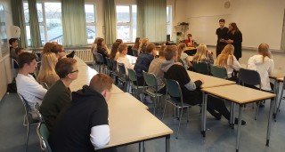 Unghugar á spjalla við nemendur 10. bekkjar.