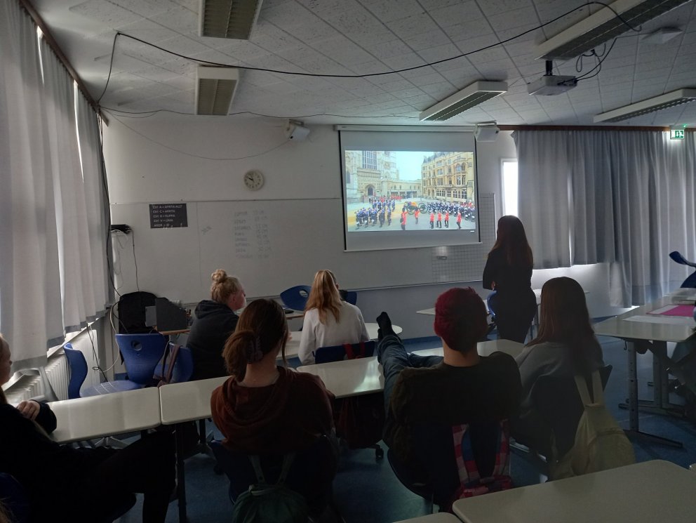 Nemendur í ensku fylgjast með útför Englandsdrottningar