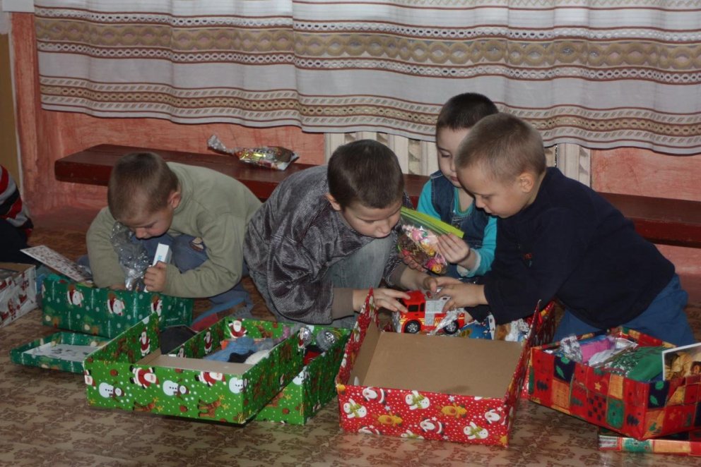 Útdeiling á kössum í Úkraínu.
Mynd frá KFUM & KFUK.