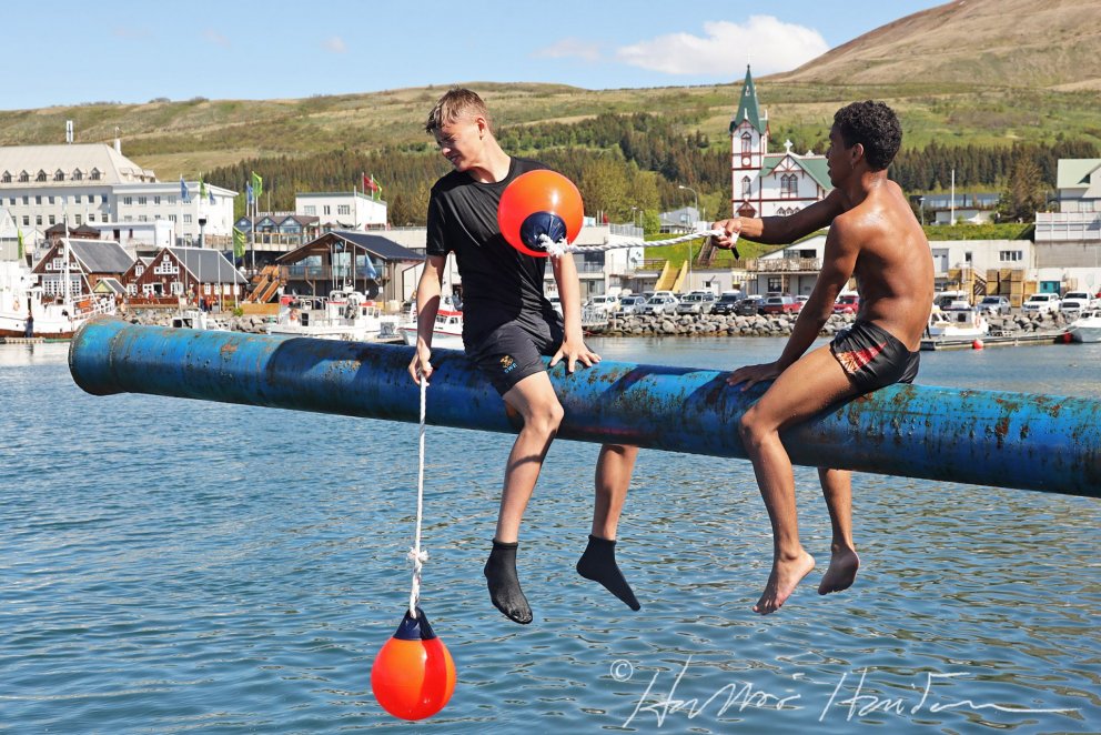 ...og hann féll í höfnina eftir bylmingshögg.