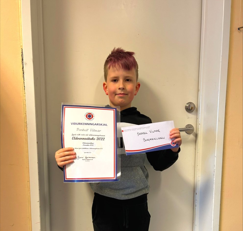 Þorkell Vilmar með viðurkenningarskjalið og gjafabréfið.