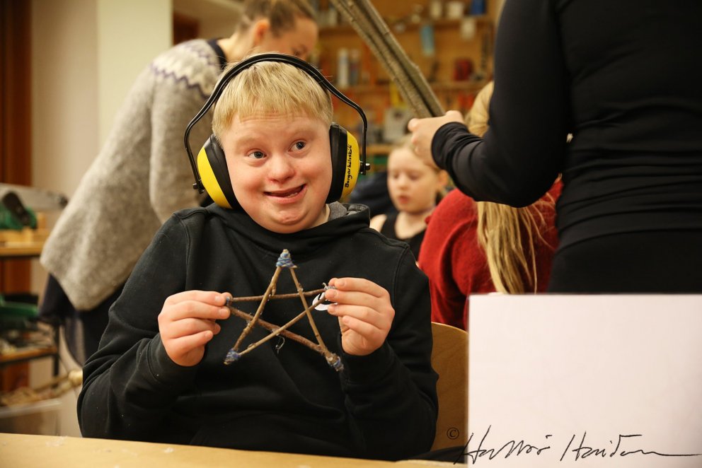 Nemendur eru ánægðir með föndrið sitt