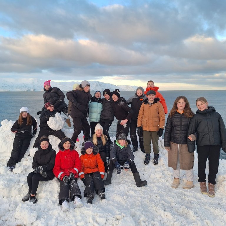 Nemendur sjötta bekkjar með Skjálfanda í baksýn