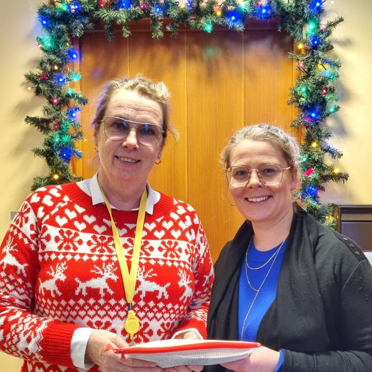 Þórgunnur Reykjalín skólastjóri (t.v.) færir Sólveigu Höllu presti (t.h.) framlag nemenda og starfsf…