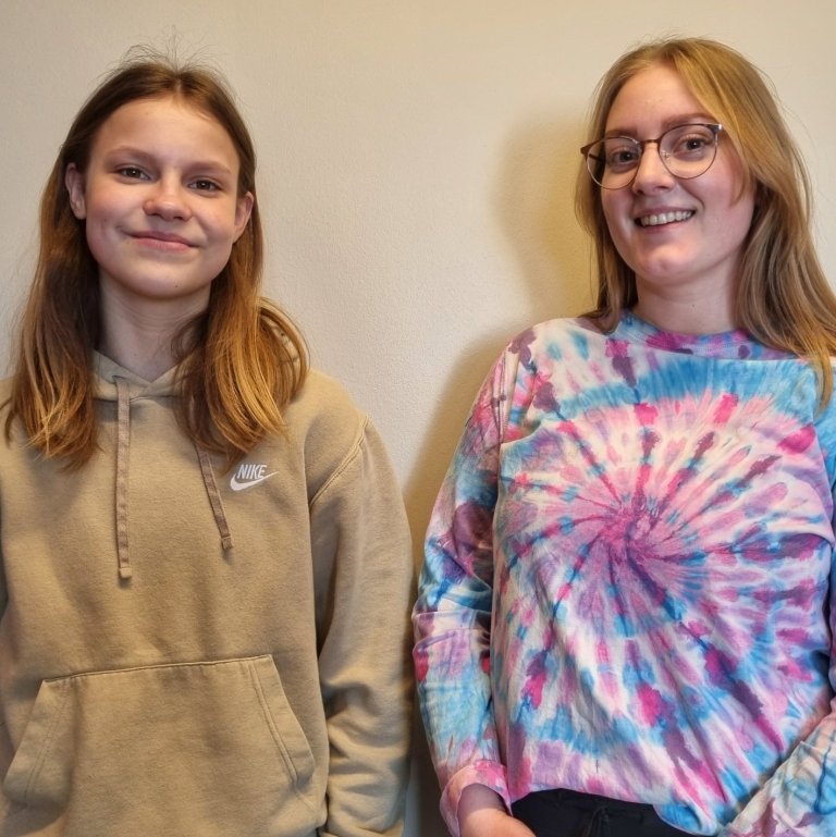 Inga Björg og Þóra Katrín í bolnum góða.