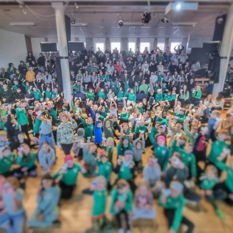 Nemendur samankomnir á Sal að syngja.