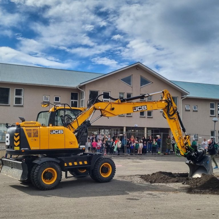 Fyrsta skóflustungan að húsnæði fyrir félagsmiðstöð og frístund