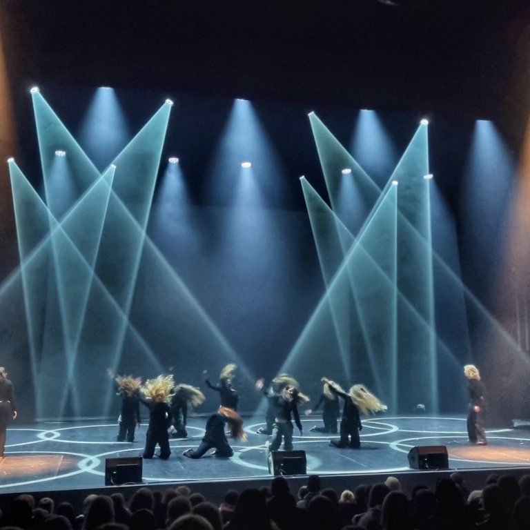 Atriði Borgarhólsskóla á stóra sviðinu í Hofi