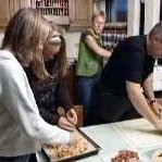 Fjölskyldan að baka saman.