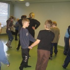 Nemendur í 6. bekk í danskennslu