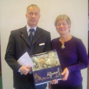 Sigurður Árnason afhendir Björgu bókina