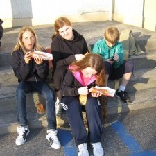 Nemendur að gæða sér á pylsum