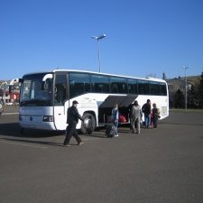 Komið sér fyrir í rútunni