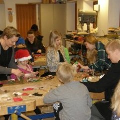 Hér er fjölskyldan saman að föndra