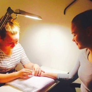 Alexandra Ada og Arna Védís í handsnyrtingu.