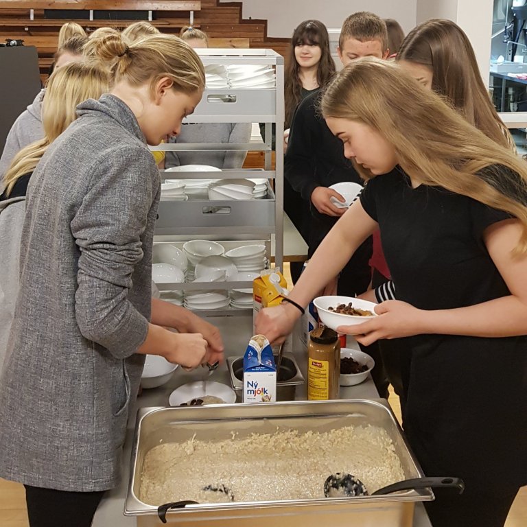 Nemendur taka vel til matar síns að morgni