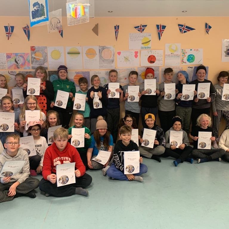 Nemendur fimmta bekkjar með viðurkenningarskjal að lokinni söfnun