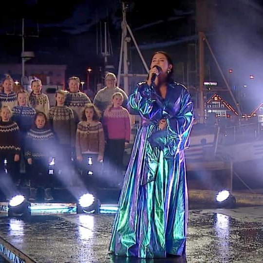 Molly Sandén ásamt stúlkum úr fimmta bekk á Naustagarði. Mynd Örlygur Hn. Örlygsson.