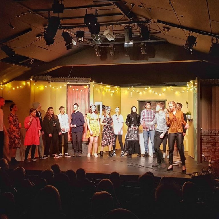 Tíundi bekkur á sviðinu í Gamla Samkomuhúsinu.