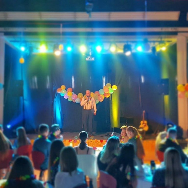 Veislustjóri kvöldsins á sviði