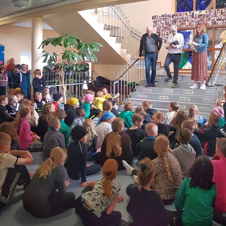 Þeir félagar saman í stiganum ásamt Þórgunni skólastjóra.