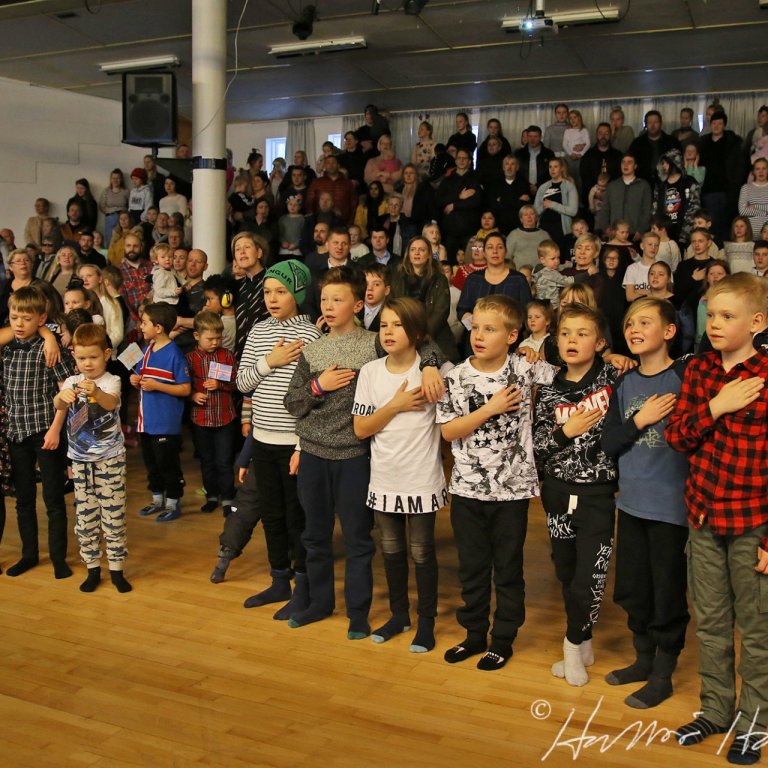 Hér þjóðsöngurinn sunginn