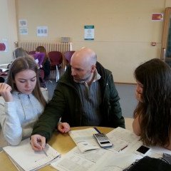 Jón leiðbeinir nemendum í stærðfræði